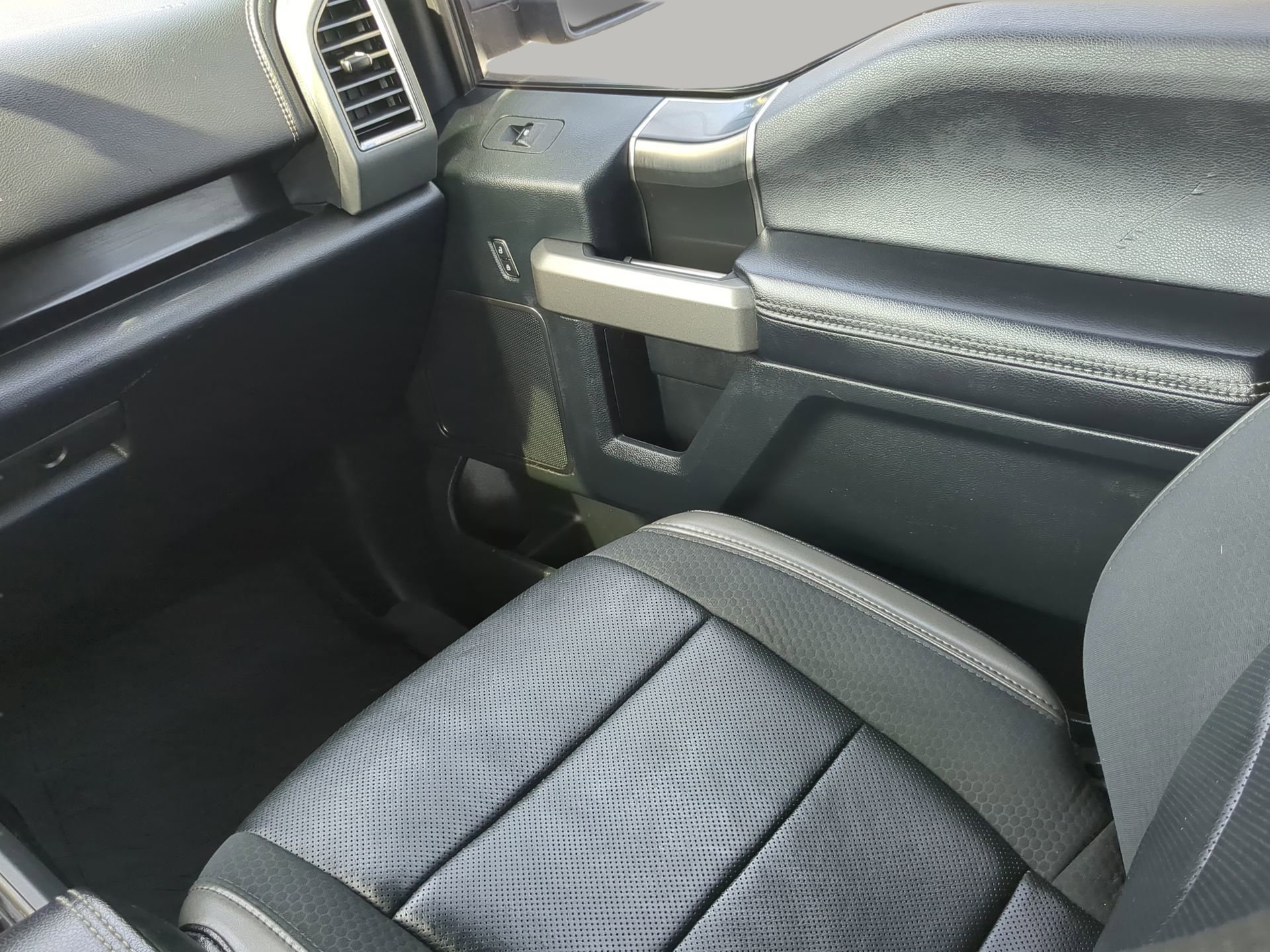 Certified 2020 Ford F150 Raptor w/ Equipment Group 802A Luxury image 45