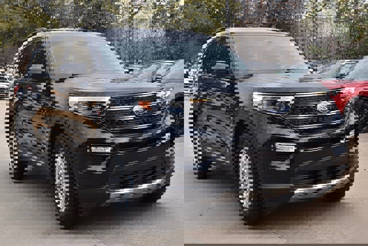 Certified 2023 Ford Explorer XLT w/ Equipment Group 202A image 4