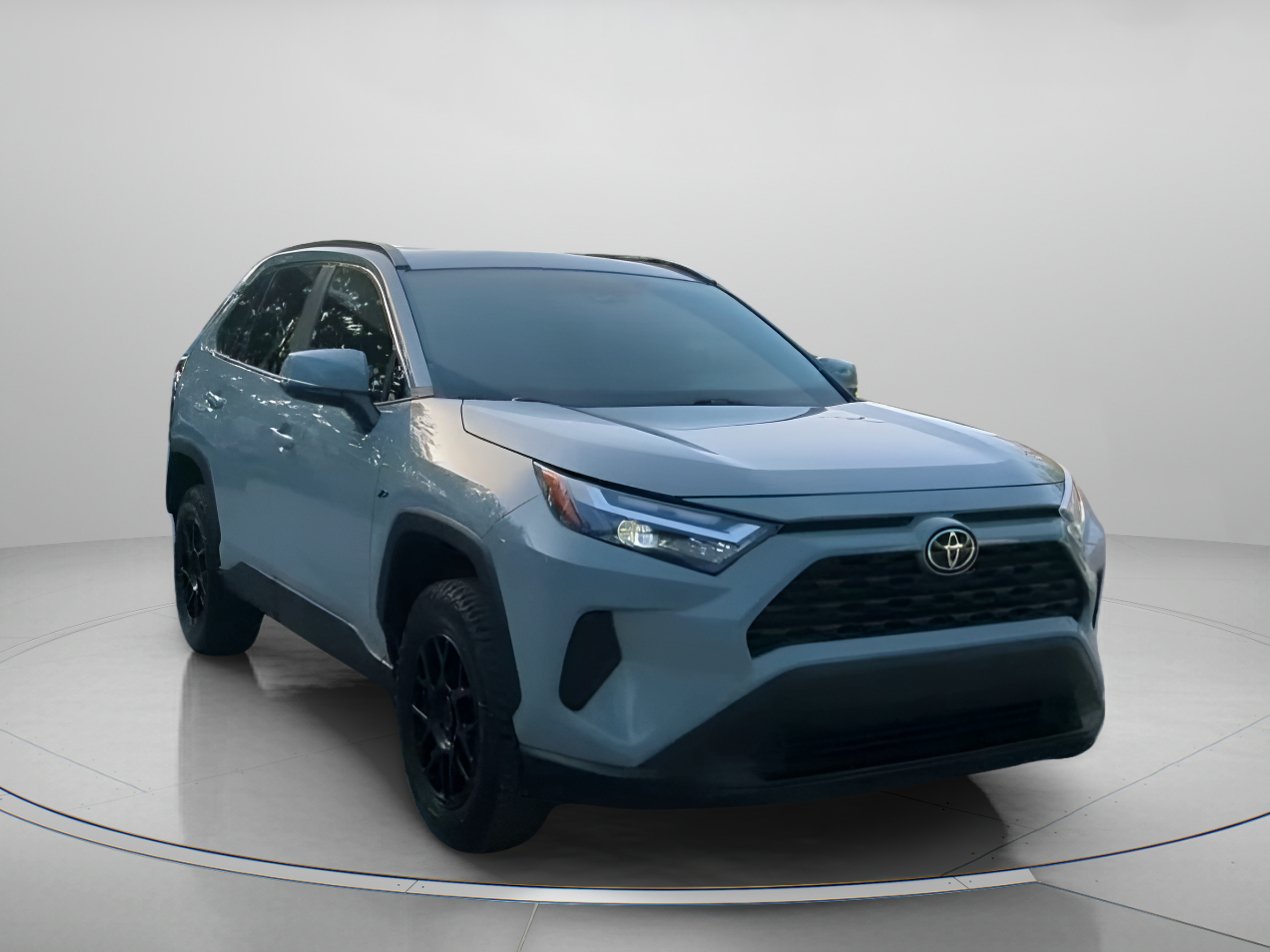 Used 2022 Toyota RAV4 XLE w/ Convenience Package FWD image 4
