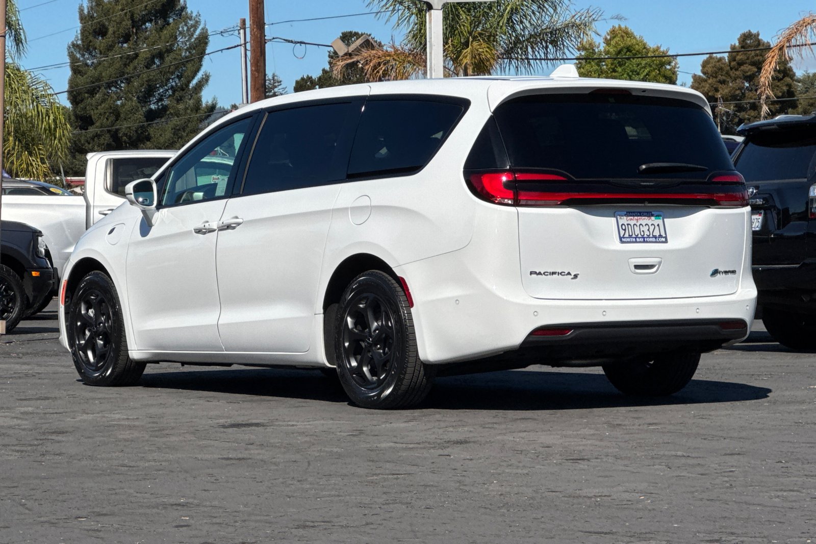 Used 2022 Chrysler Pacifica Limited w/ Uconnect Theater Family Group FWD image 32