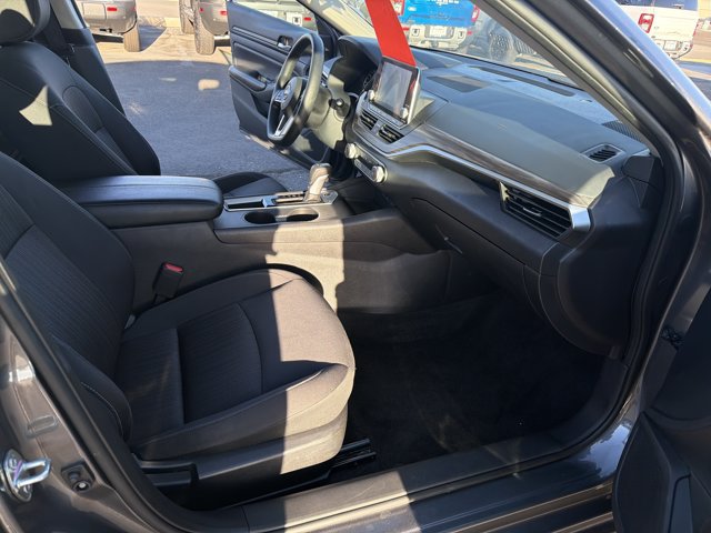 Used 2025 Nissan Altima 2.5 SV FWD image 14