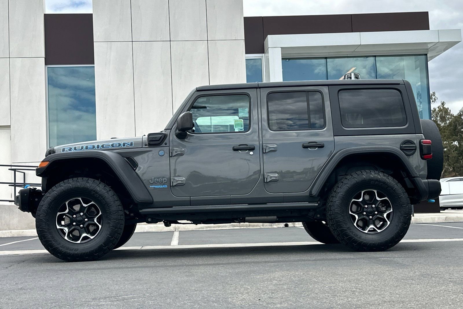 Used 2021 Jeep Wrangler Unlimited Rubicon 4xe w/ Steel Bumper Group AWD/4WD image 6
