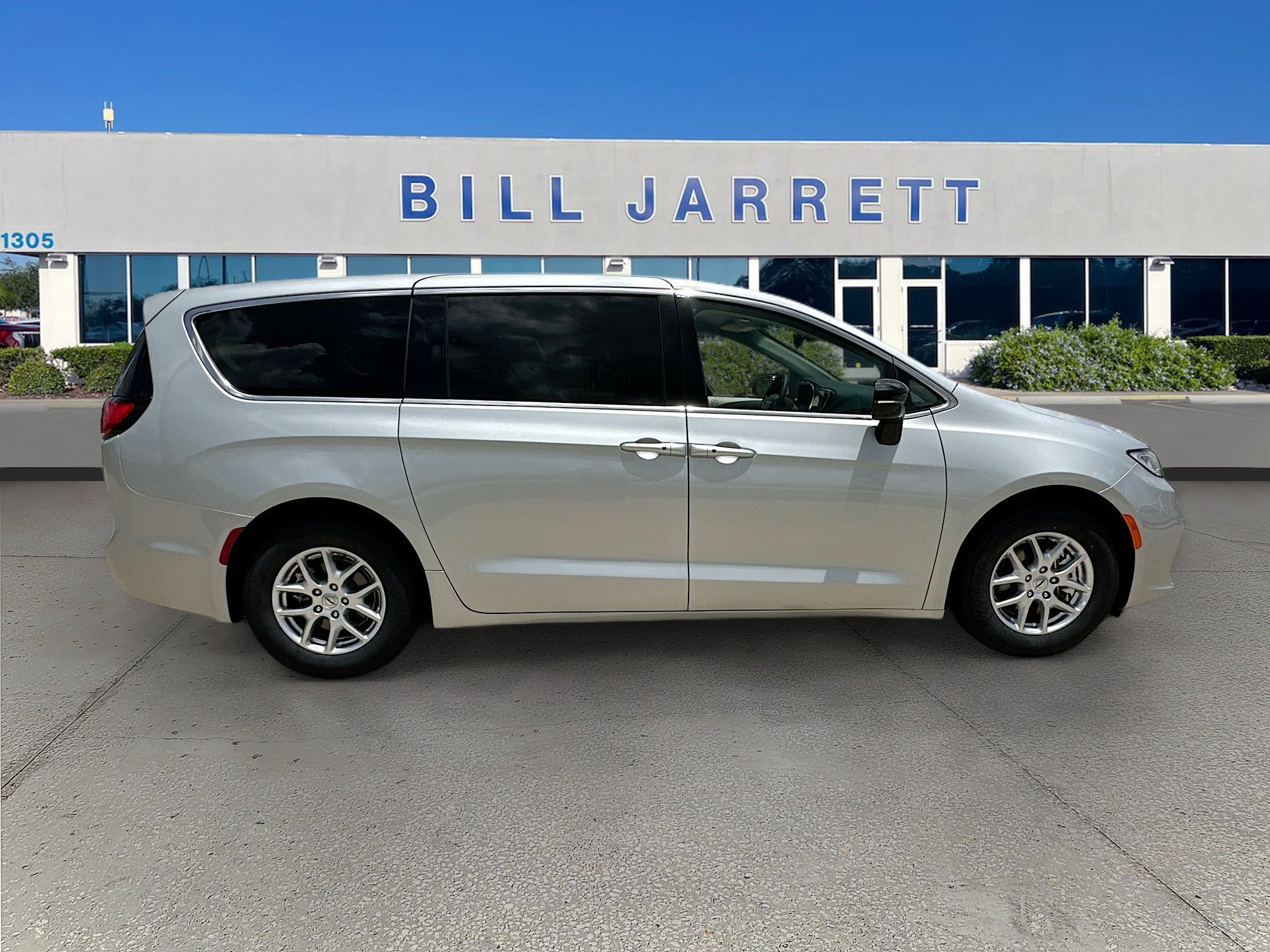 Used 2024 Chrysler Pacifica Touring-L FWD image 8
