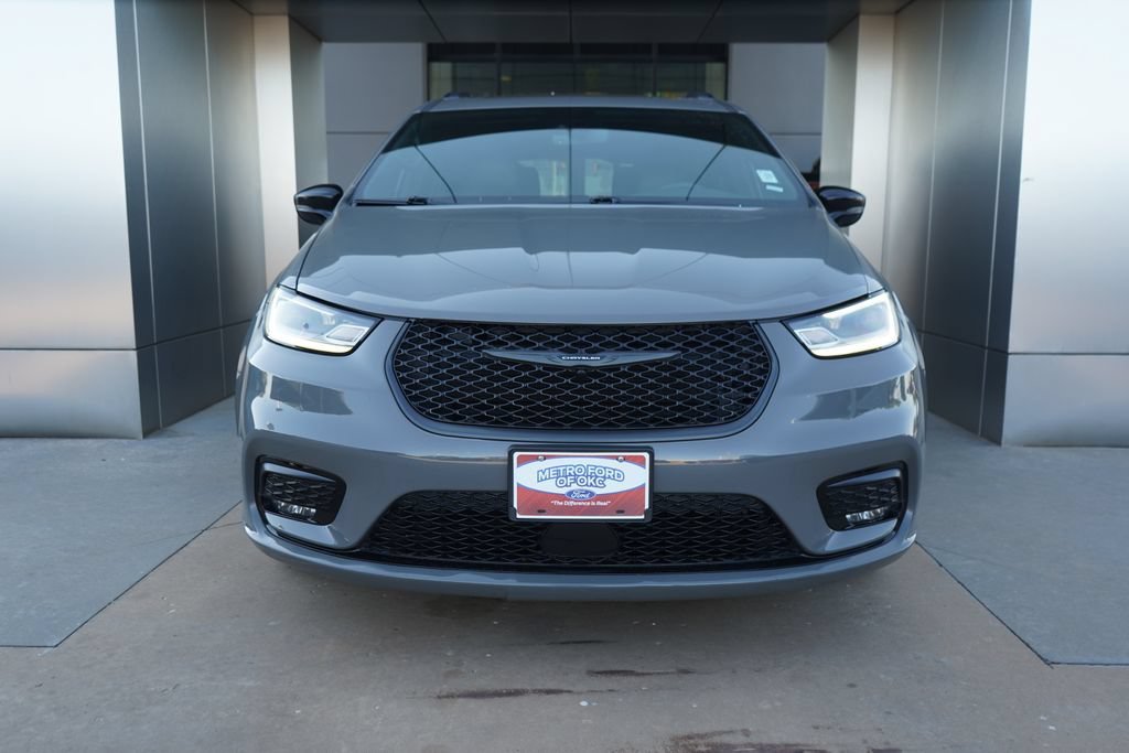Used 2025 Chrysler Pacifica Limited FWD image 4