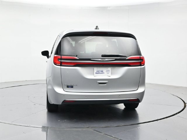 Used 2024 Chrysler Pacifica Touring-L FWD image 8