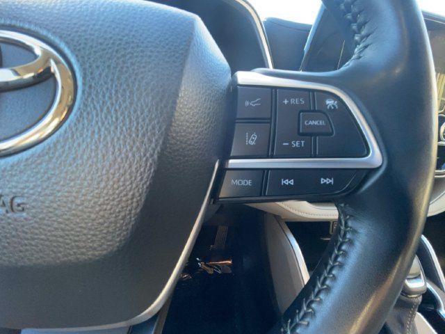 Used 2024 Toyota Highlander XLE AWD/4WD image 18