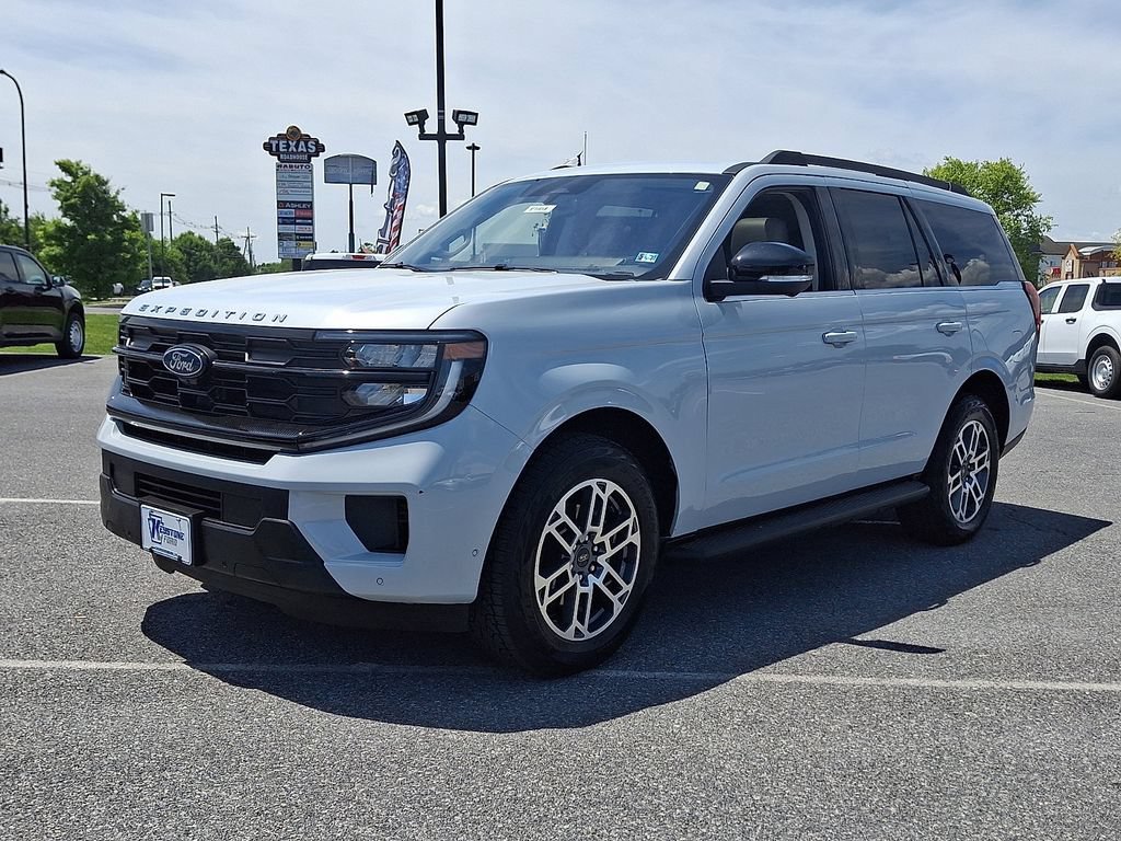 Certified 2025 Ford Expedition Active AWD/4WD image 3
