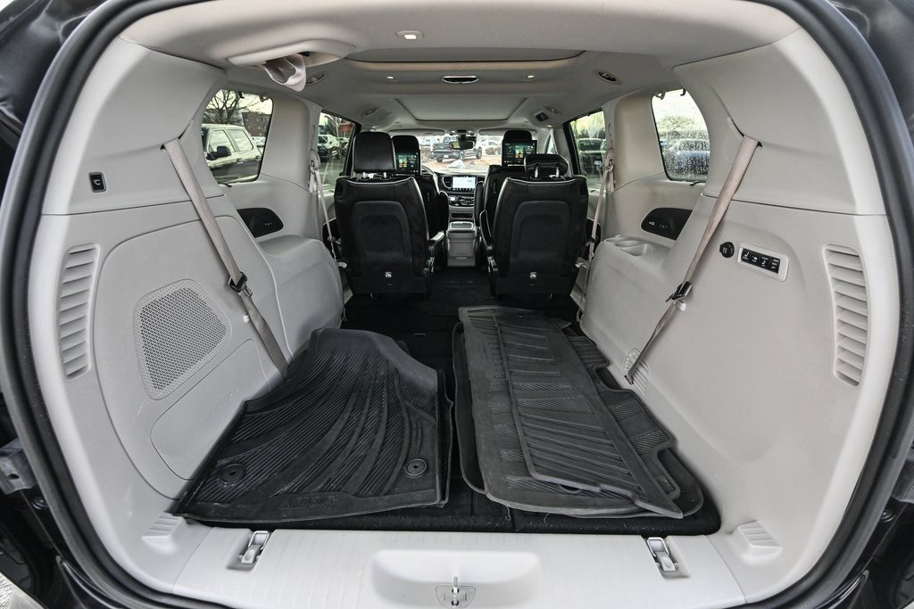Used 2021 Chrysler Pacifica Limited w/ Uconnect Theater Family Group image 16