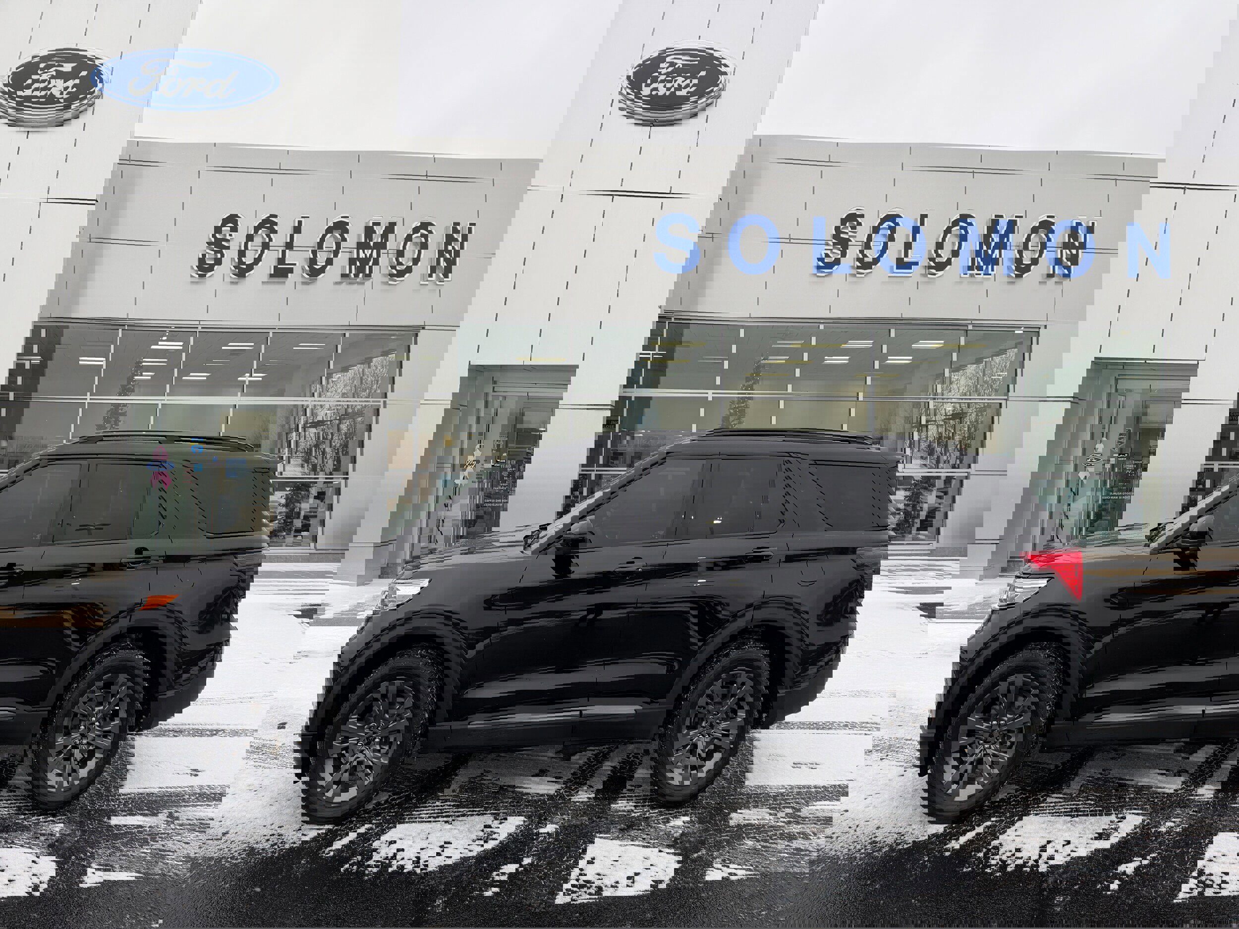 Certified 2022 Ford Explorer XLT w/ Equipment Group 202A image 6