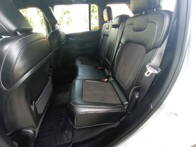 Used 2023 Jeep Grand Cherokee Altitude AWD/4WD image 7
