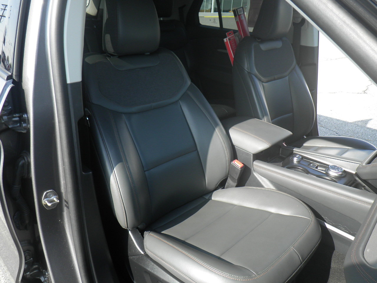 Certified 2025 Ford Explorer Active w/ Active Comfort Package AWD/4WD image 26