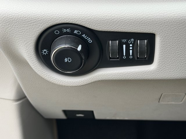 Used 2023 Chrysler Pacifica Limited AWD/4WD image 36