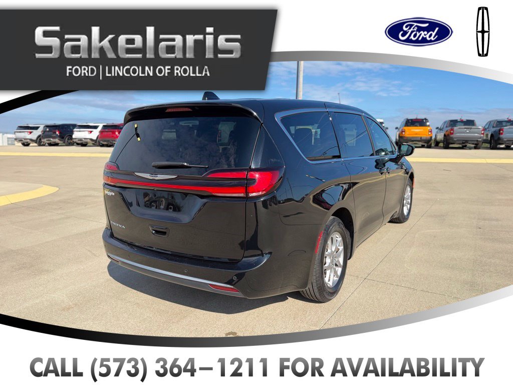 Used 2025 Chrysler Pacifica Select FWD image 5