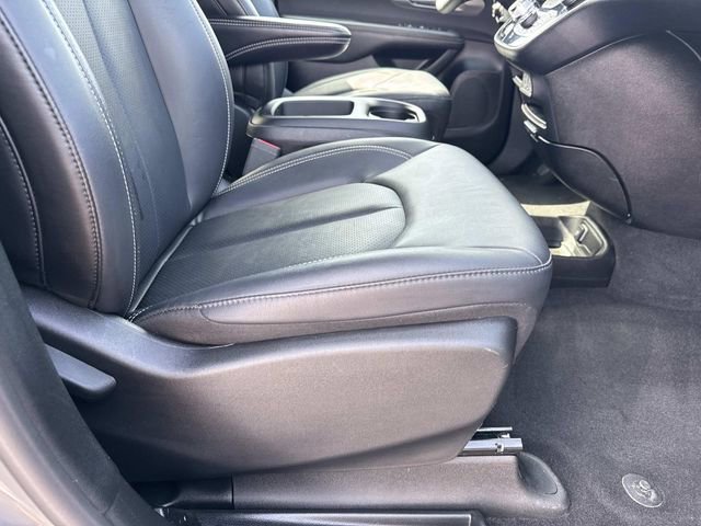 Used 2025 Chrysler Pacifica Select image 12