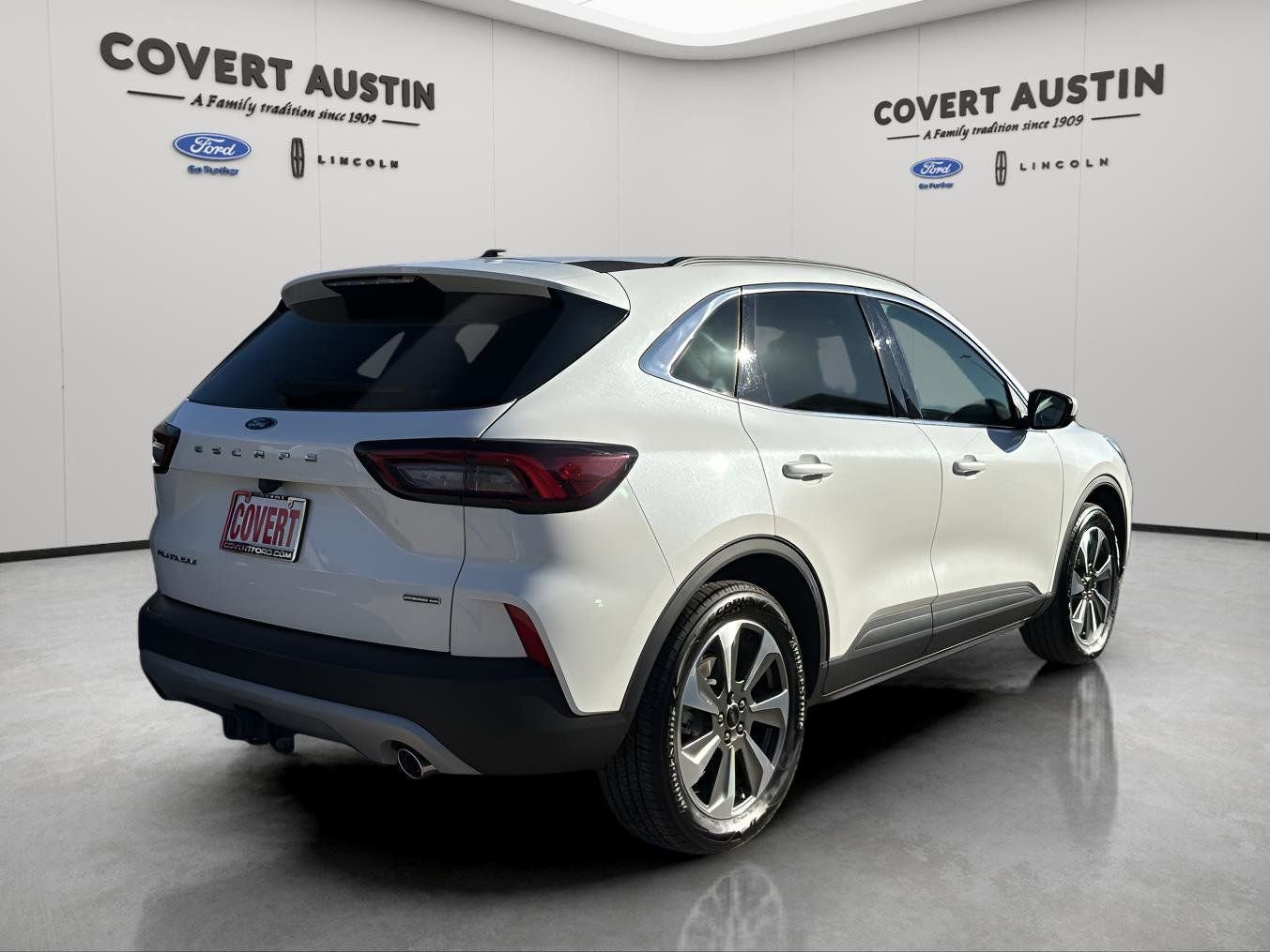 Certified 2025 Ford Escape Platinum w/ Class II Trailer Tow Package image 5