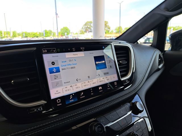 Used 2024 Chrysler Pacifica Limited FWD image 10