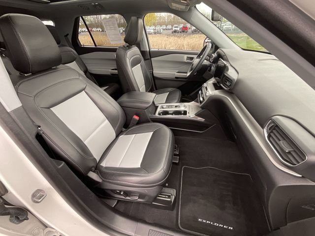 Certified 2022 Ford Explorer XLT w/ Equipment Group 202A AWD/4WD image 27