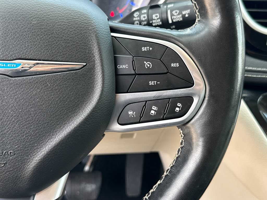 Used 2021 Chrysler Pacifica Touring-L FWD image 16