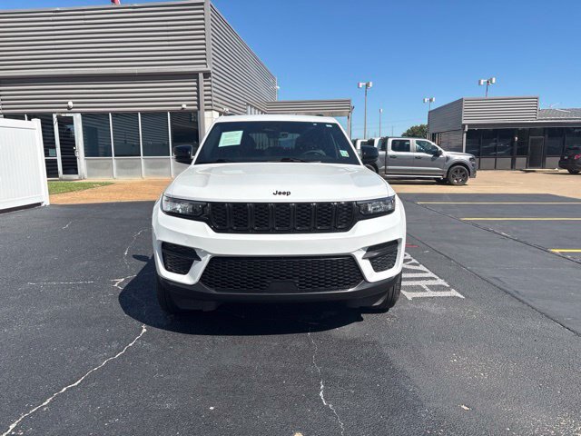 Used 2025 Jeep Grand Cherokee Altitude RWD image 12
