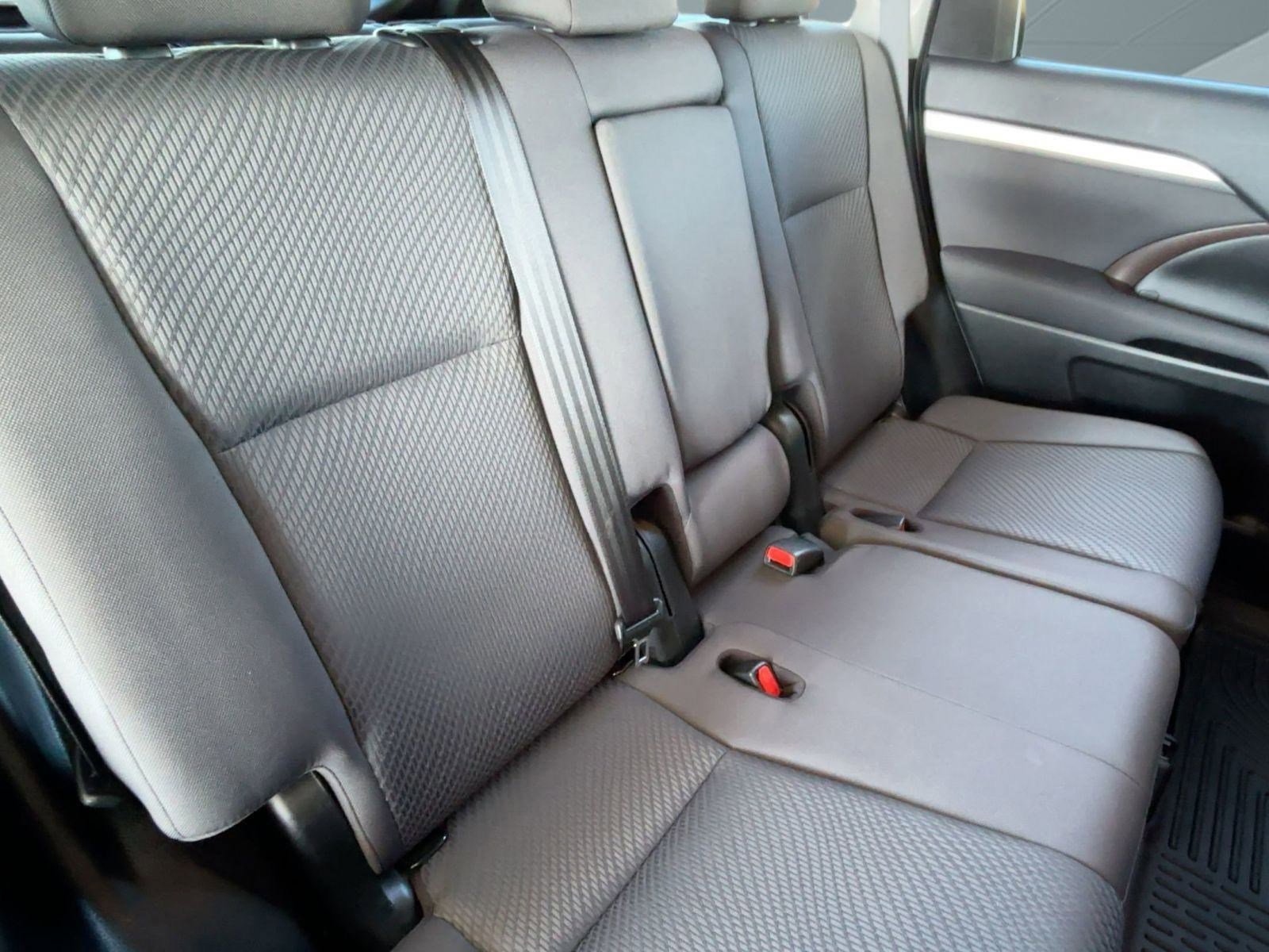 Used 2019 Toyota Highlander LE image 30