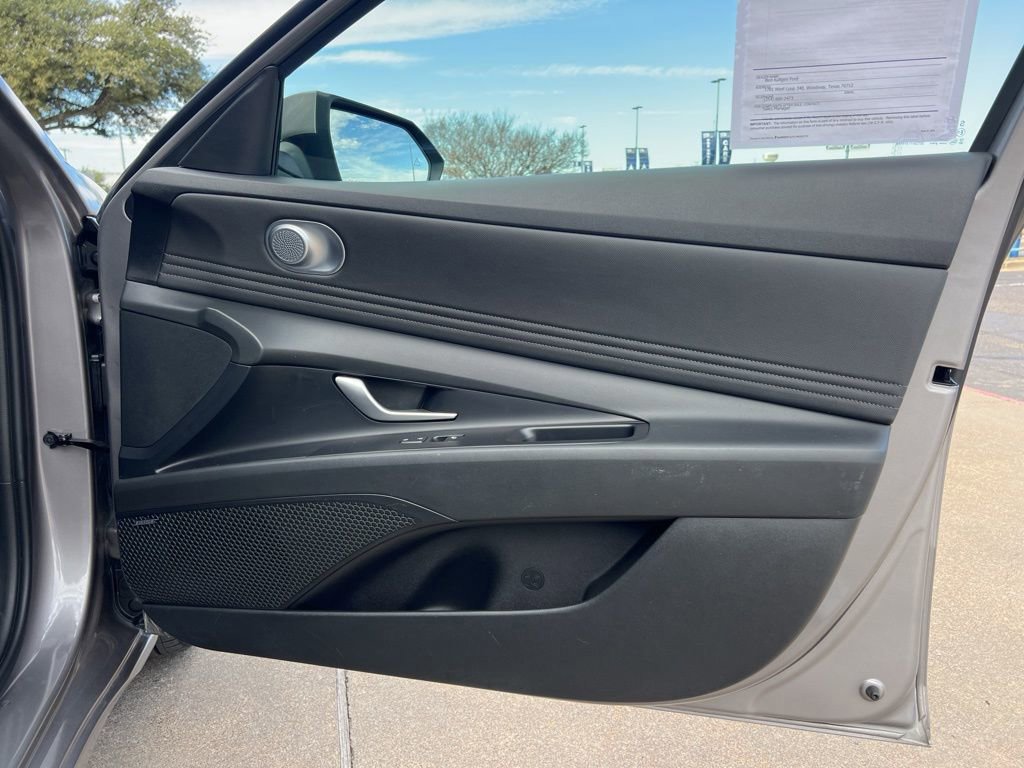 Used 2023 Hyundai Elantra Limited image 17