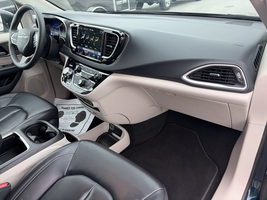 Used 2023 Chrysler Pacifica Touring-L FWD image 35