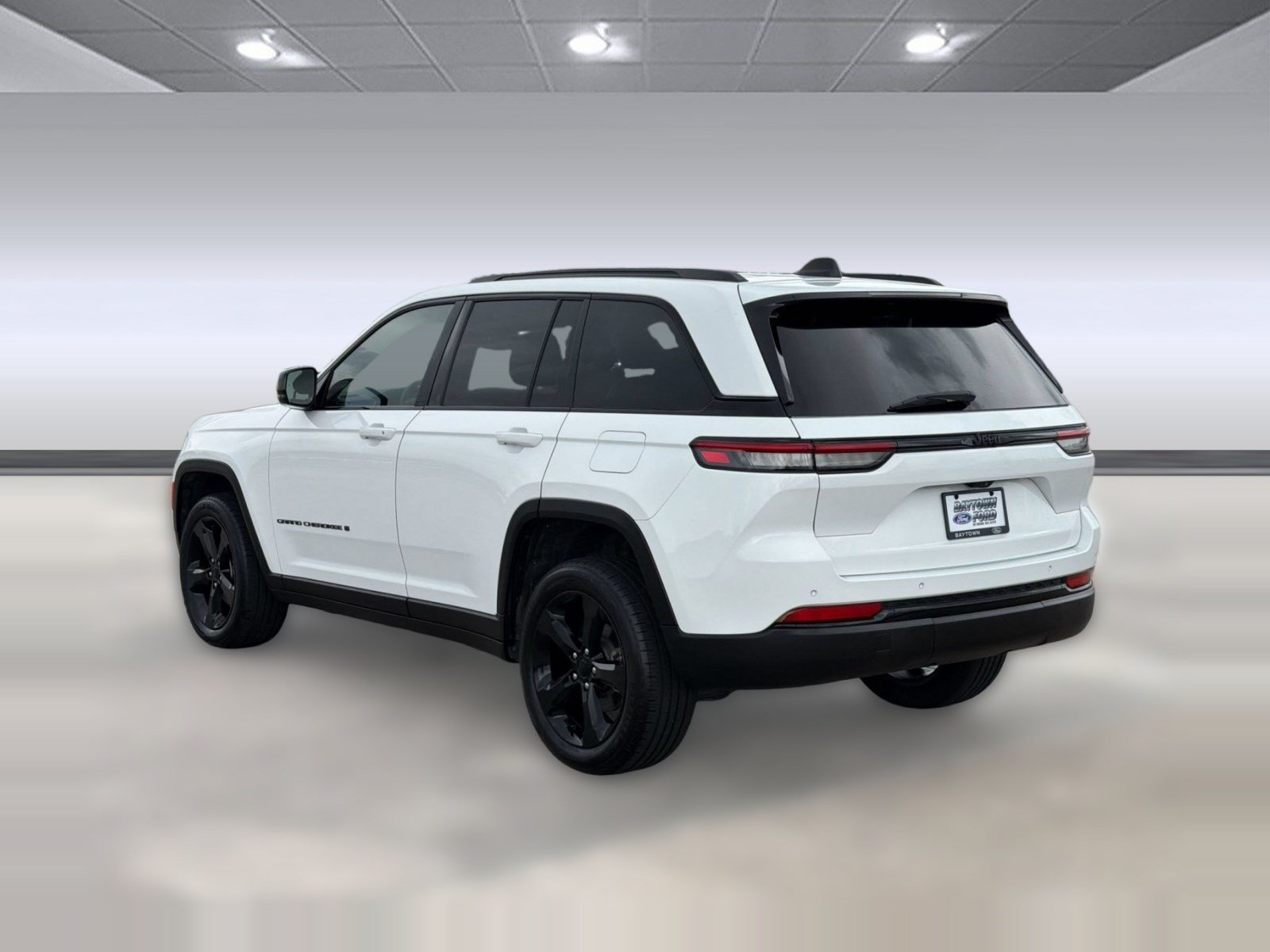 Used 2023 Jeep Grand Cherokee Altitude RWD image 3