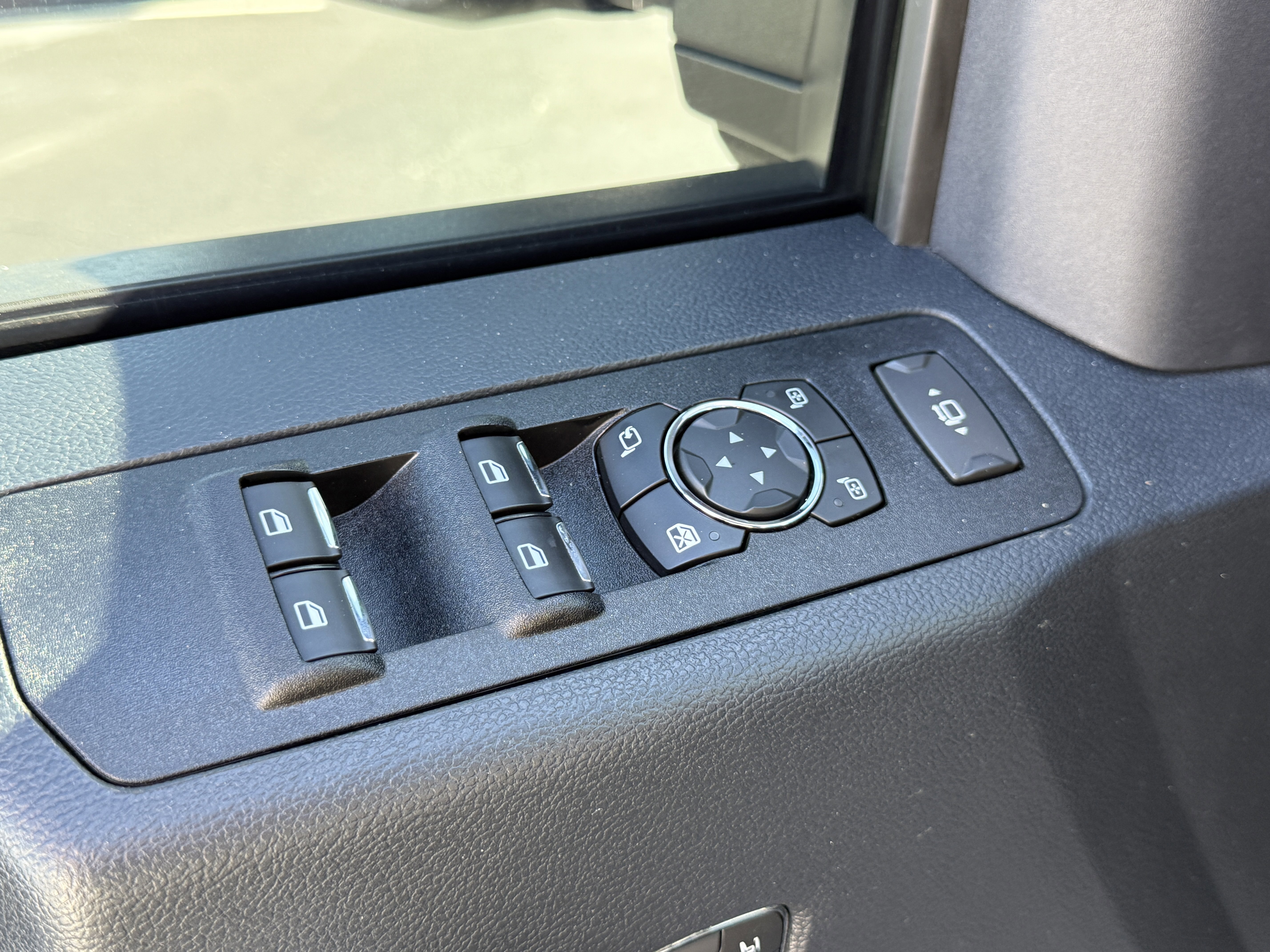 Certified 2022 Ford F250 Lariat w/ Tremor Off-Road Package image 16