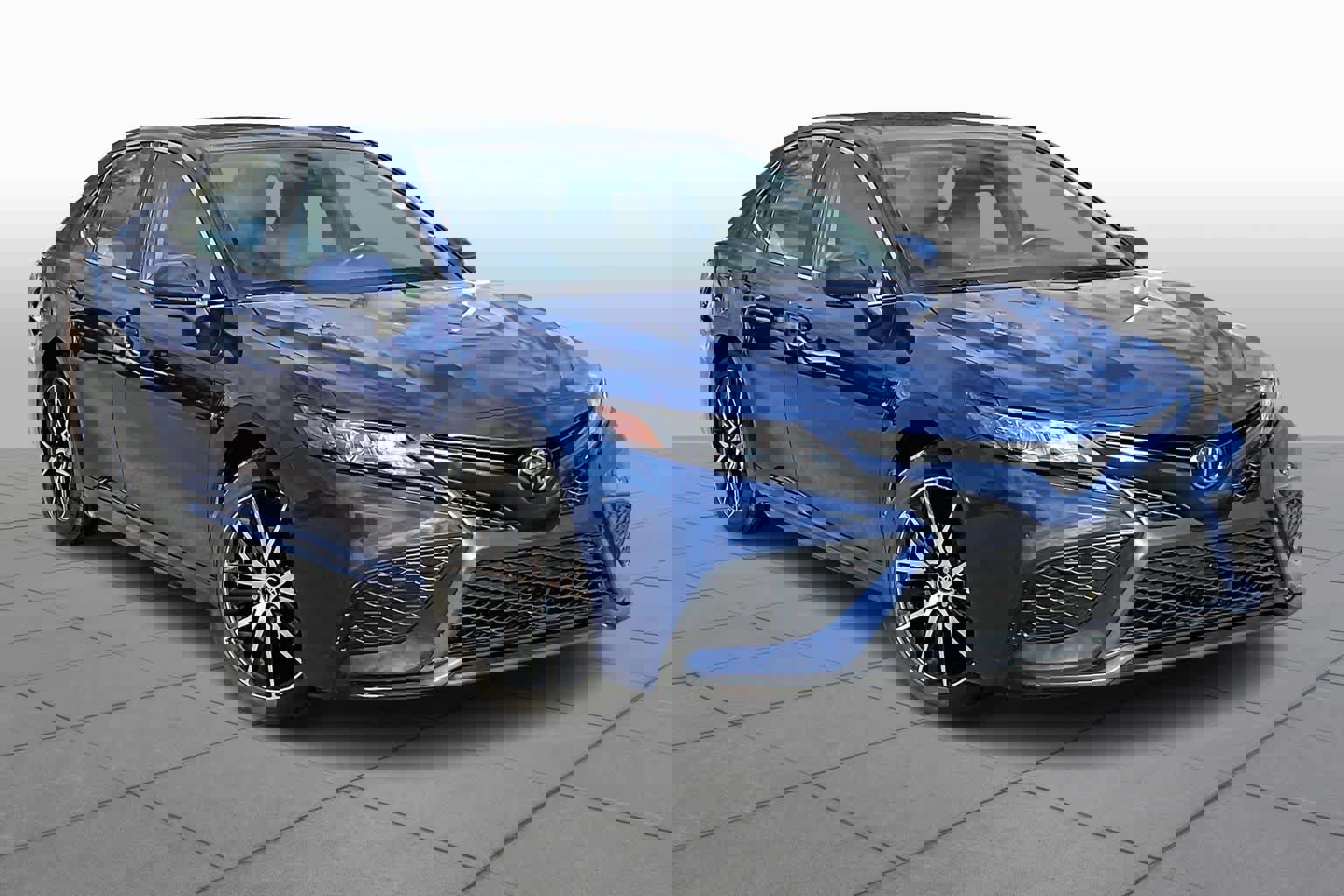 Used 2024 Toyota Camry SE image 2