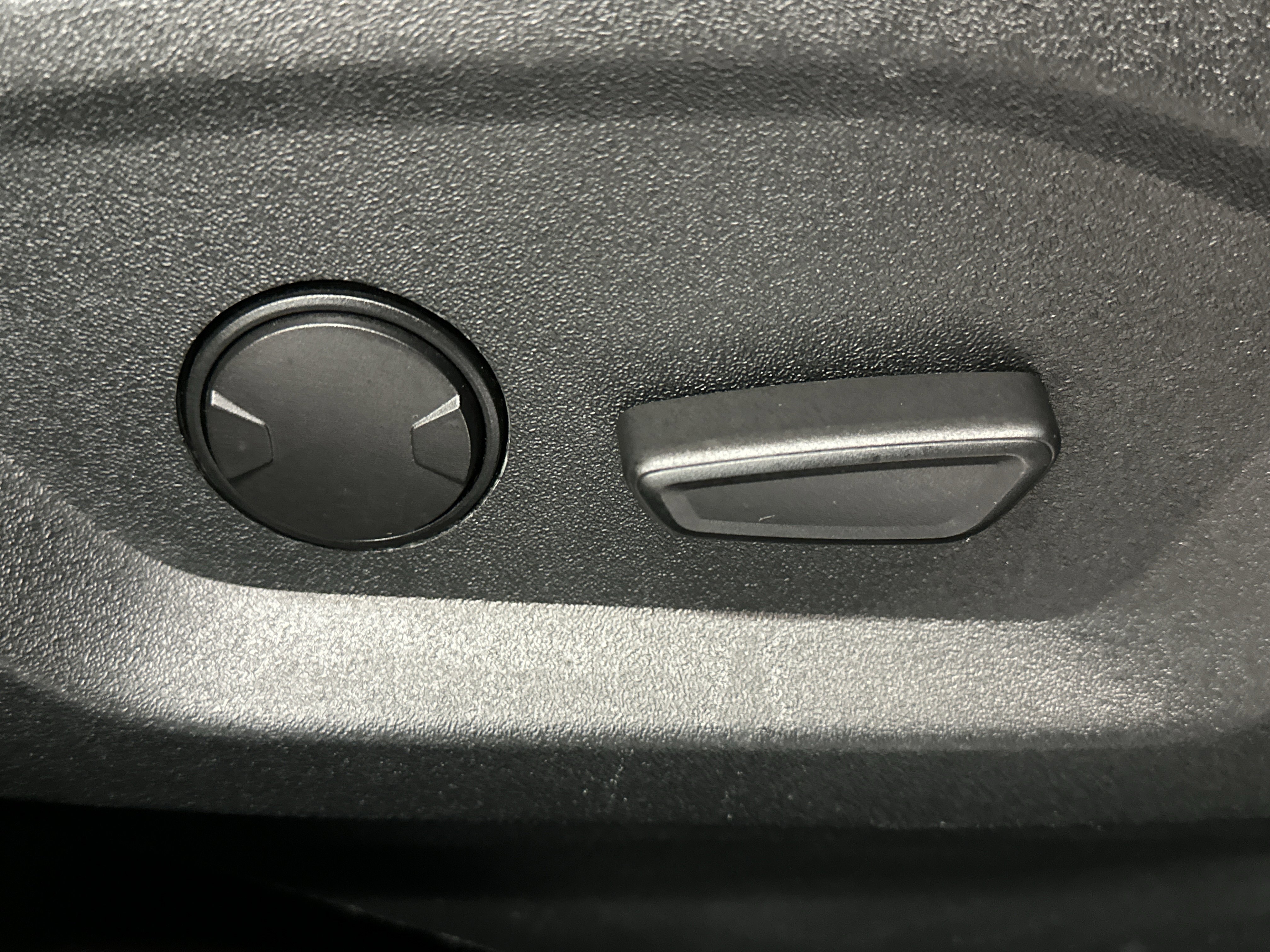 Certified 2019 Ford Explorer XLT w/ Equipment Group 202A image 25