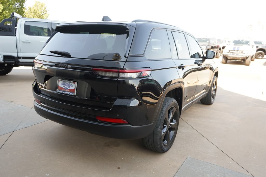 Used 2022 Jeep Grand Cherokee Altitude AWD/4WD image 11