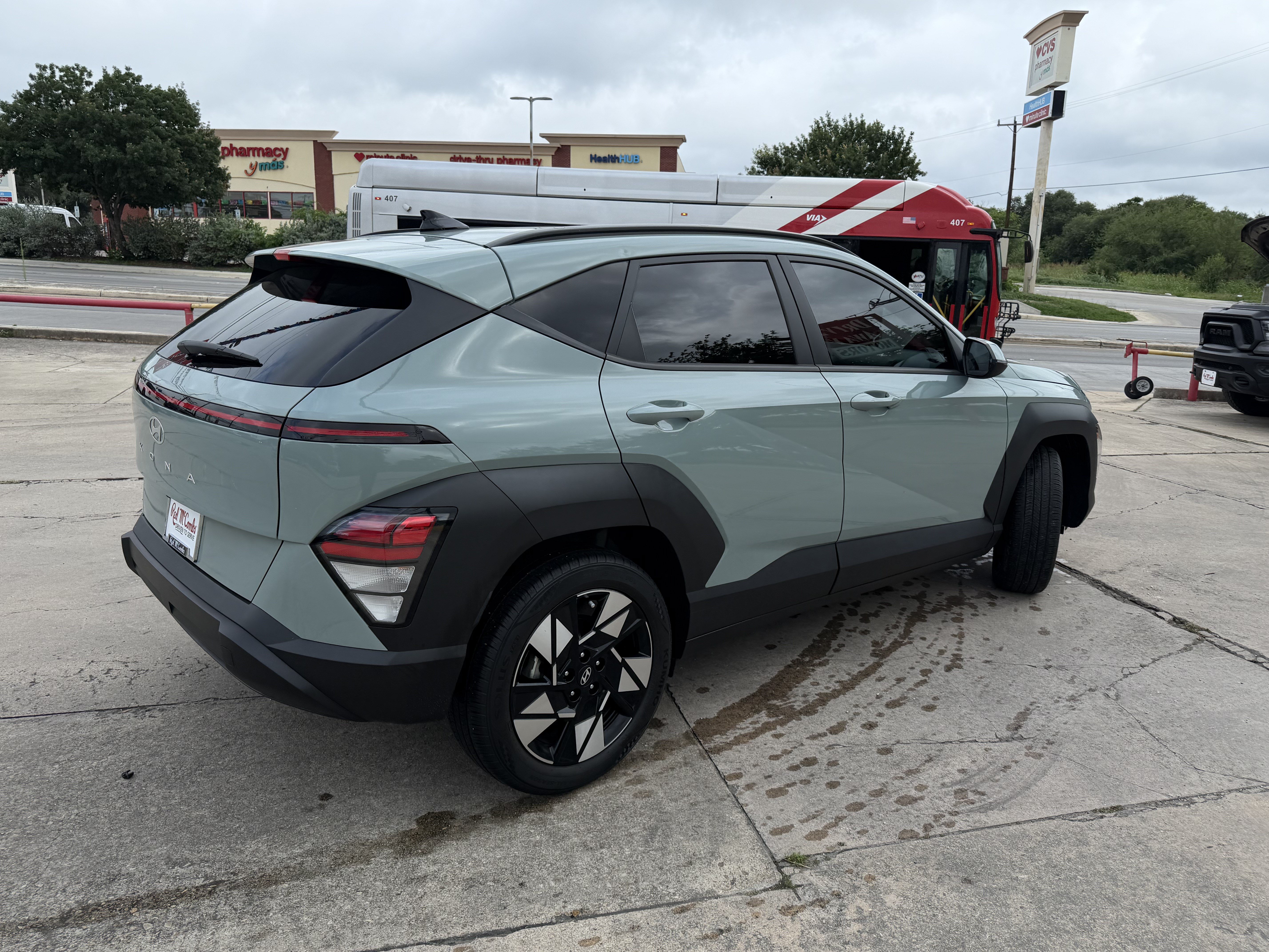 Used 2024 Hyundai Kona SEL w/ Convenience Package FWD image 4