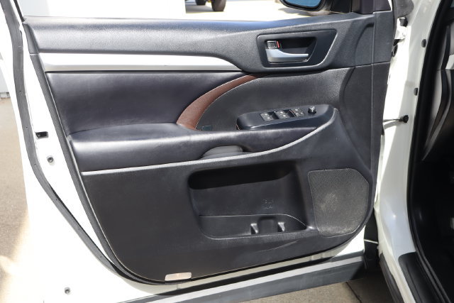 Used 2019 Toyota Highlander XLE AWD/4WD image 14