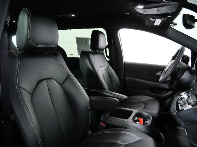 Used 2025 Chrysler Pacifica Select image 11