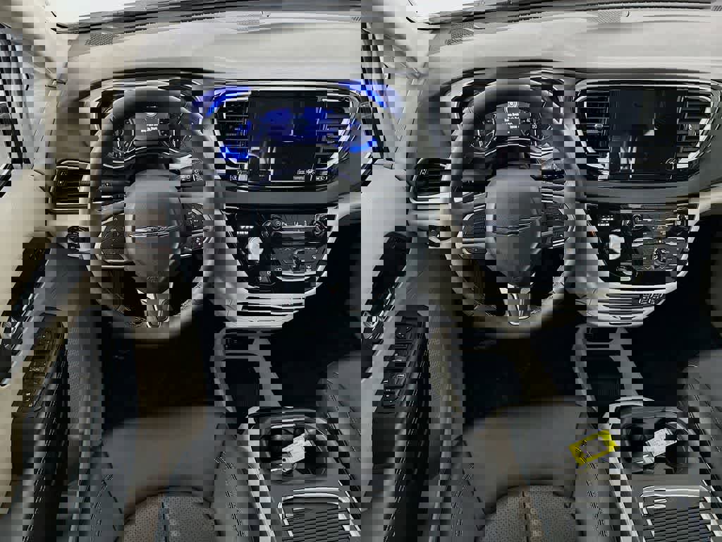 Used 2024 Chrysler Pacifica Touring-L image 10