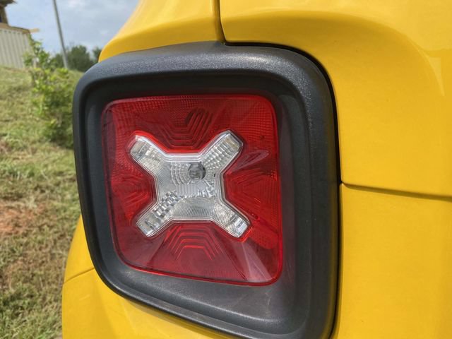 Used 2023 Jeep Renegade Trailhawk w/ Trailhawk Elite Group AWD/4WD image 11