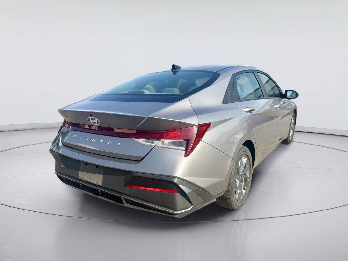 Used 2024 Hyundai Elantra SEL FWD image 5