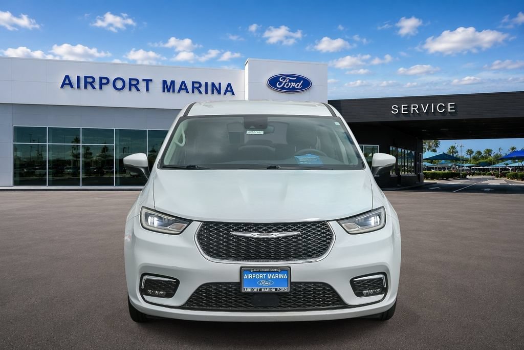 Used 2023 Chrysler Pacifica Touring-L FWD image 3