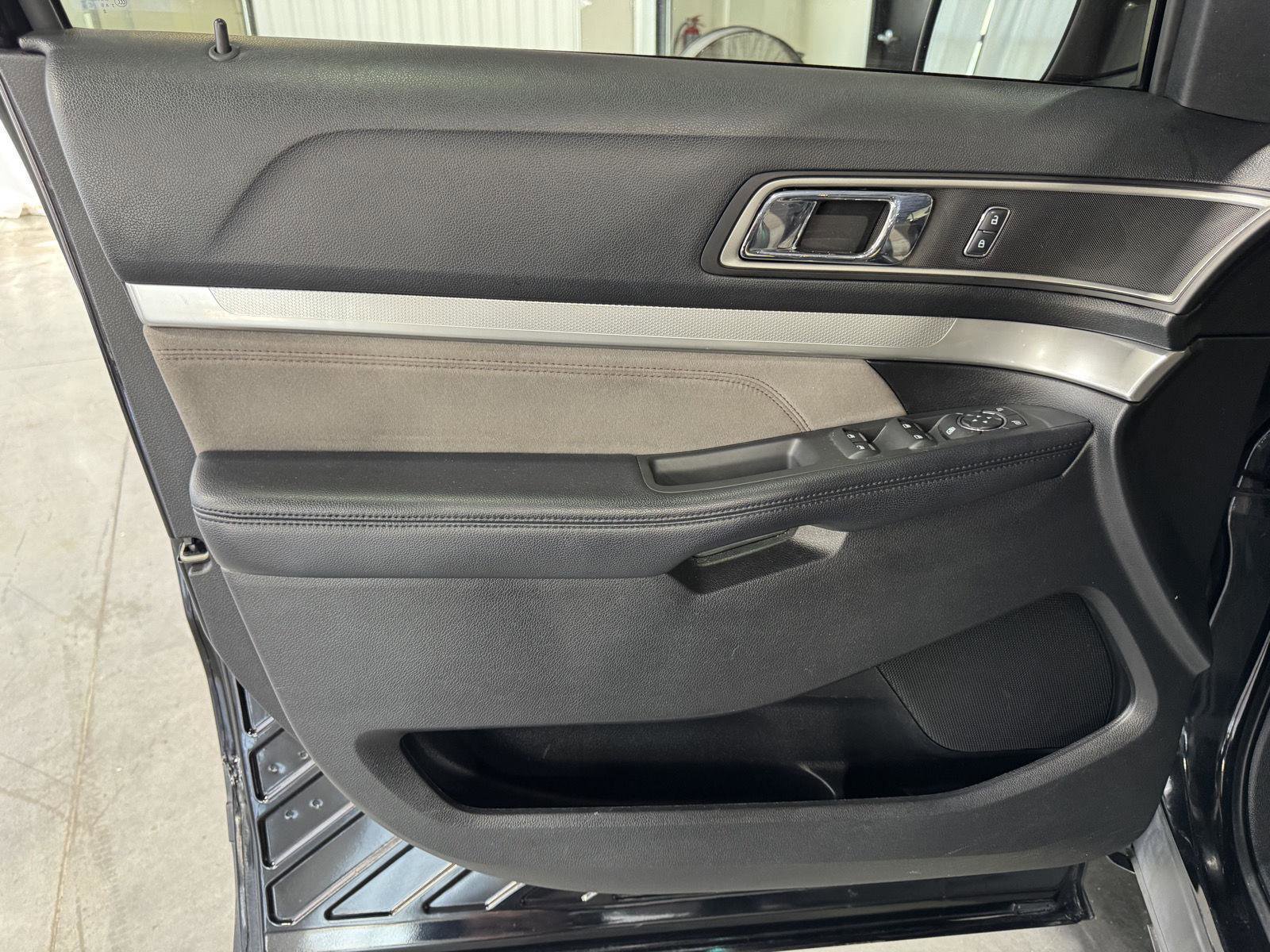 Certified 2017 Ford Explorer XLT w/ Equipment Group 202A FWD image 17