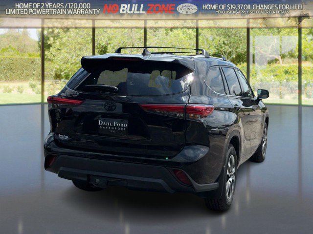 Used 2022 Toyota Highlander XLE AWD/4WD image 4