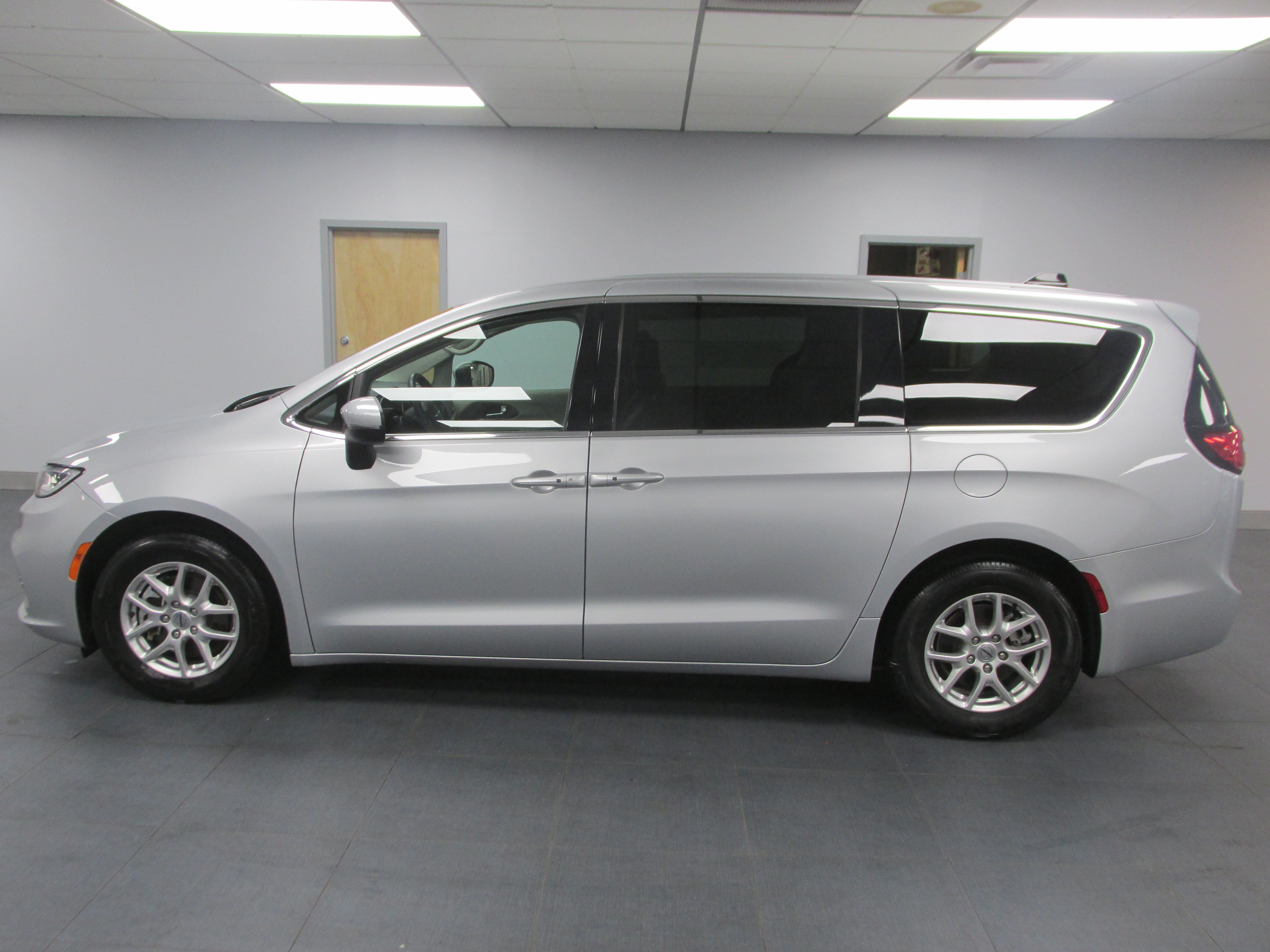 Used 2023 Chrysler Pacifica Touring-L FWD image 8