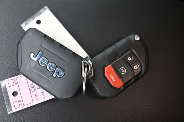 Used 2023 Jeep Wrangler Unlimited Sahara w/ Cold Weather Group AWD/4WD image 16