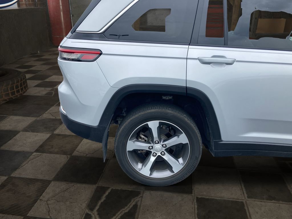 Used 2023 Jeep Grand Cherokee Limited w/ Luxury Tech Group II AWD/4WD image 8