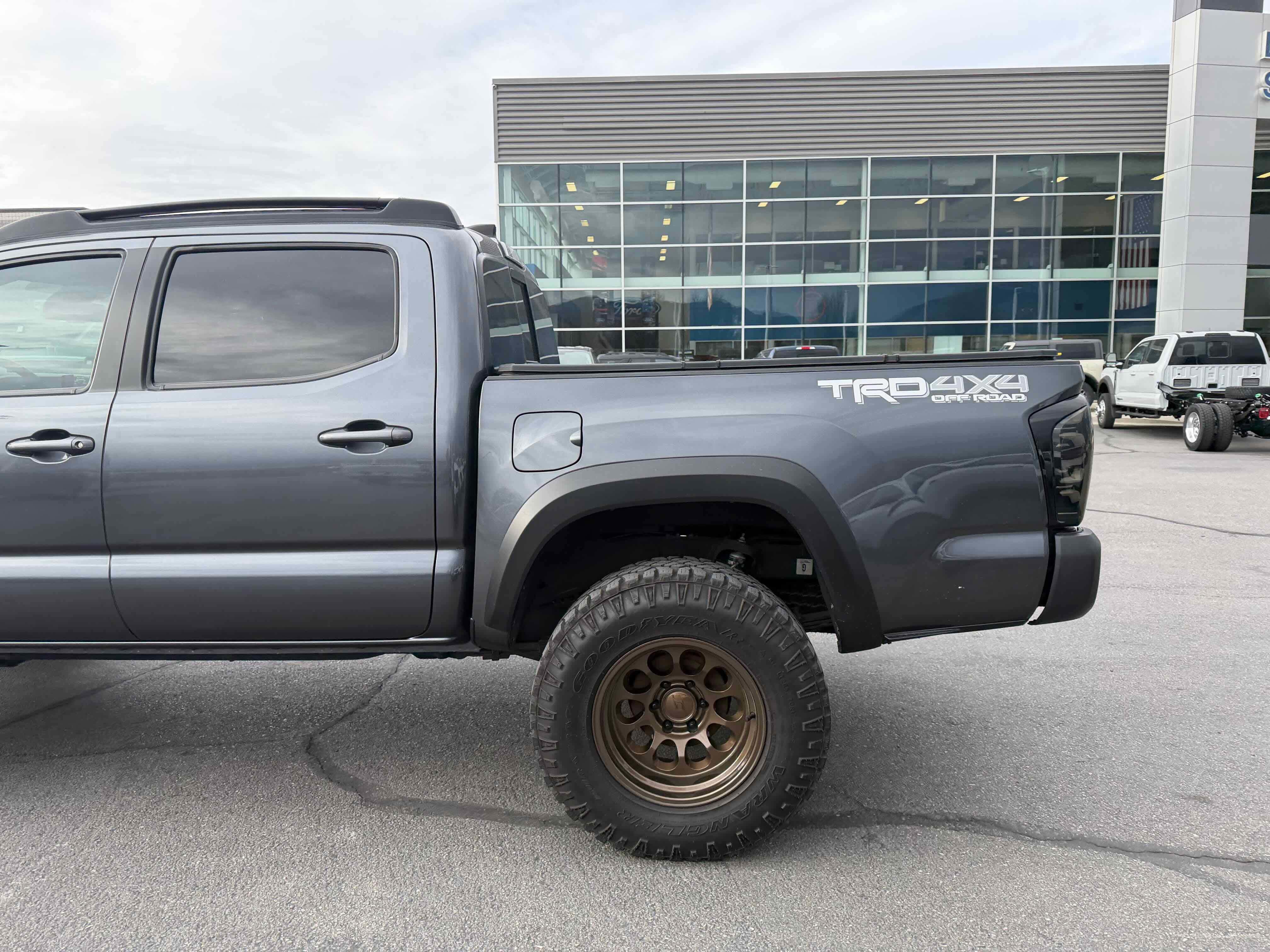 Used 2022 Toyota Tacoma TRD Off-Road image 11