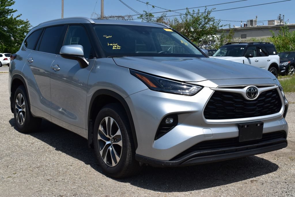 Used 2025 Toyota Highlander XLE AWD/4WD image 3