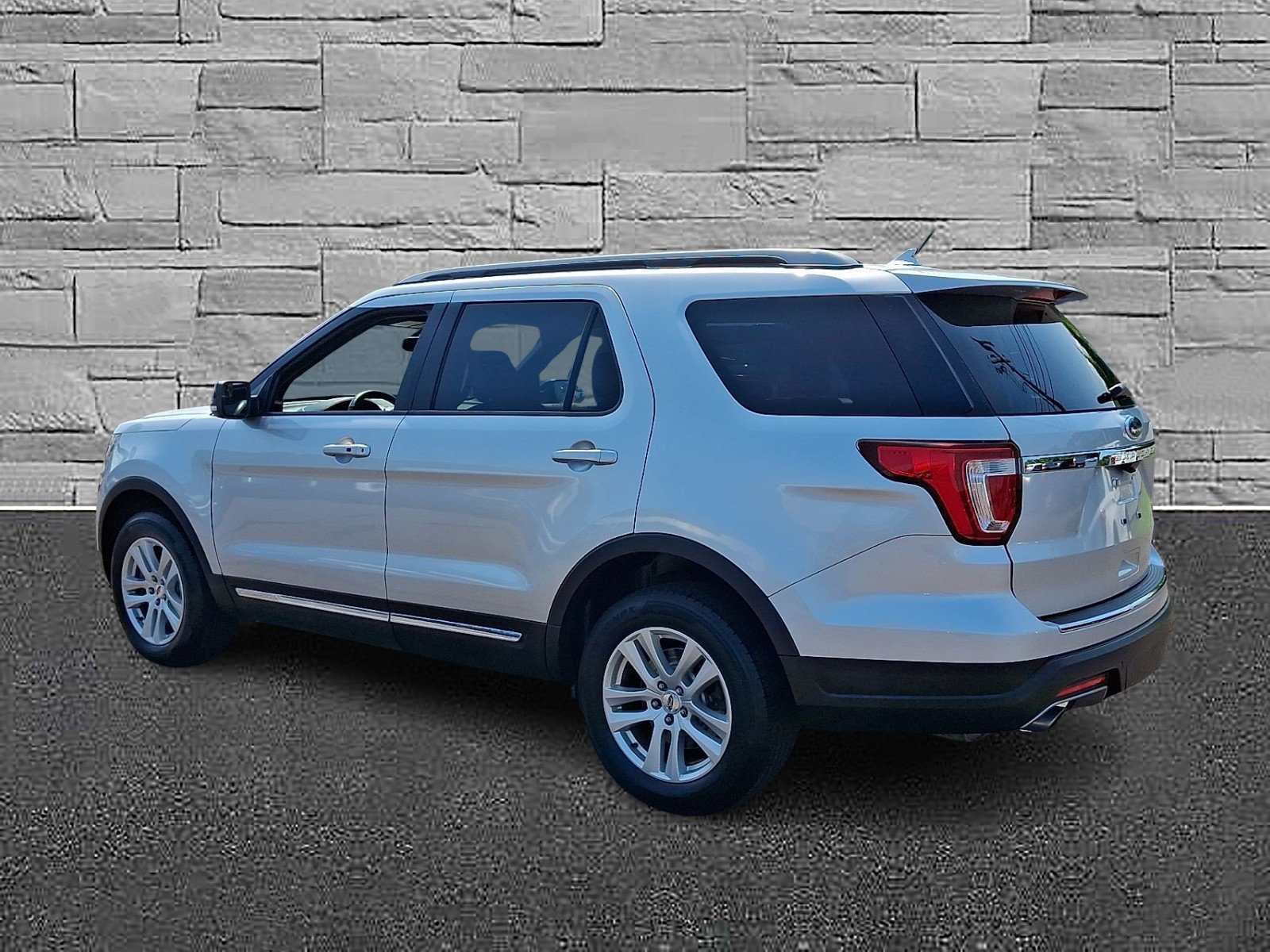 Certified 2018 Ford Explorer XLT w/ Equipment Group 202A AWD/4WD image 7