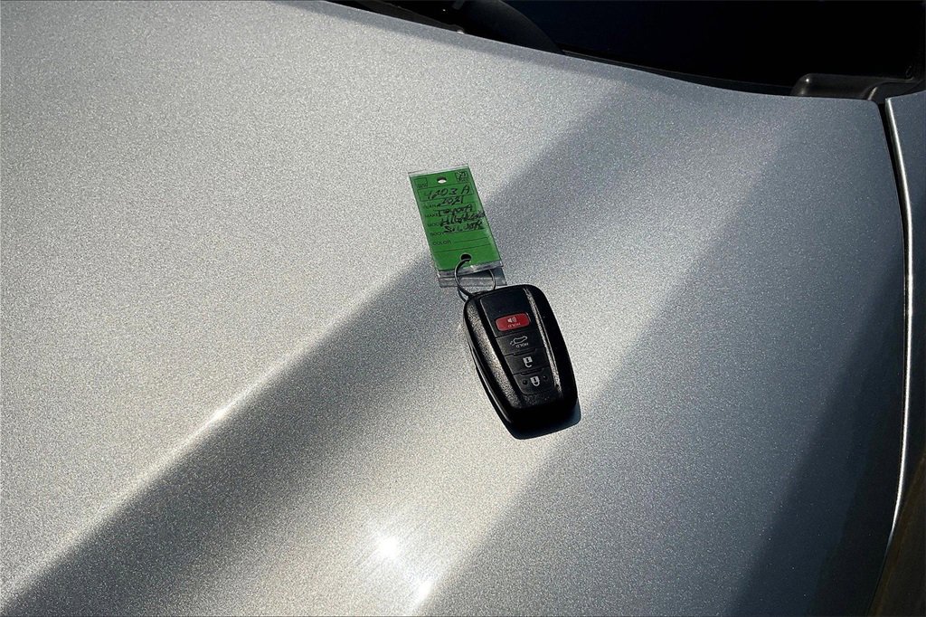 Used 2021 Toyota Highlander LE image 13