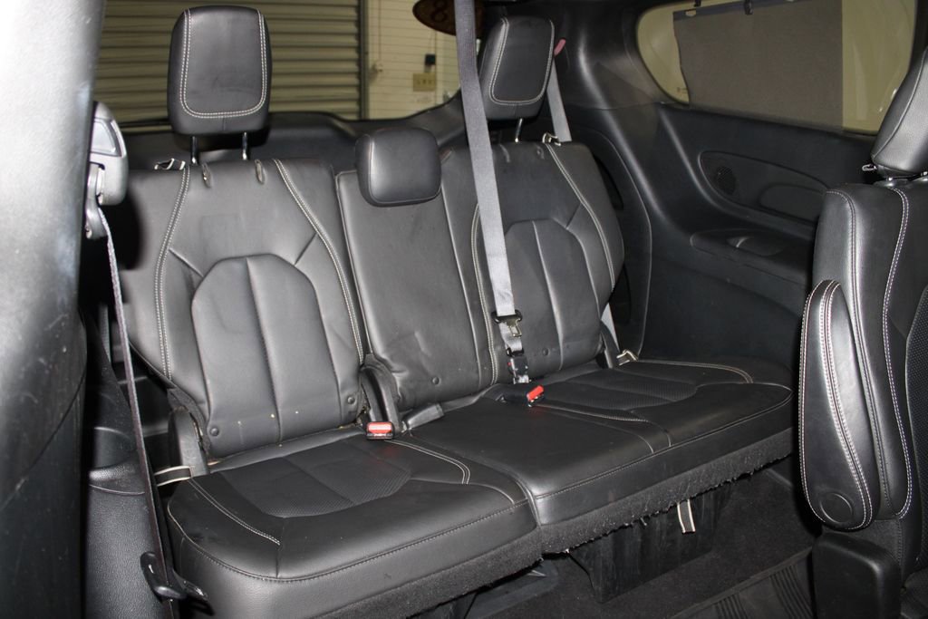 Used 2018 Chrysler Pacifica Touring-L w/ Premium Audio Group FWD image 32