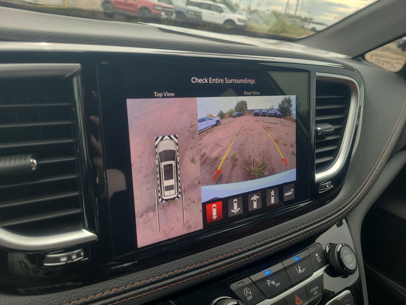 Used 2026 Chrysler Pacifica Pinnacle w/ Trailer Tow Group AWD/4WD image 29