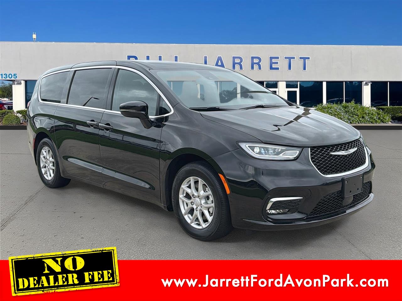 Used 2025 Chrysler Pacifica Select